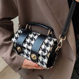 Evening Bags Texture Small Bag Women's Fashion Autumn and Winter Fabric Shoulder Crossbody Handheld Mailman Square 230828