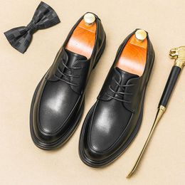 Отсуть обувь бизнес роскошные оксфордские мужчины в воздухопроницаемой резиновой резиновой резине.