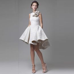 Weiße, kurze, kurze Heimkehr-Kleider mit Juwel-Ausschnitt, ärmellos, nach Maß, High-Low-Abschlussball mit Blumen, Abendparty-Kleider 328 328