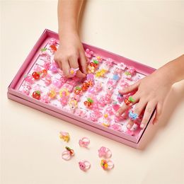 Joias 36 ~ 100 unidades / caixa Anéis fofos de cores misturadas para o dia das crianças Anel infantil de plástico para meninas com estilo misto frutas animais como presentes 230830