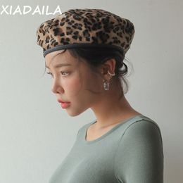 Berets Leopard Beret Female Autumn Winter Hats For Women Vintage Painter Flat Cap Boina Feminina Fashion PU Leather Brim Beanie 230831