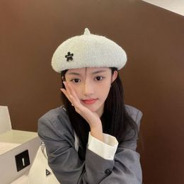 Berets Japanese Women Autumn And Winter Street Beret Fashion Metal Label Flower Versatile Temperament Warm Painter Hat Boina Casquette