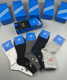 the New Designer Designs High-quality Leisure Socks ESS with Fashionable Letter Patterns in Women's Medium Stockings of 10 Colors.