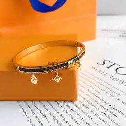 Bangle New Style Bracelets Women Bangle Designer Letter Jewelry Faux Leather 18K Gold Plated Stainless steel Wristband Cuff Fashion Jewelry T230301