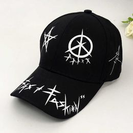 Ball Caps Fashion Cotton Dad Hat Black And White Patchwork Baseball Cap Graffiti Snapback Fashion Sports Hats For Men Women Hip Hop CapsJ230228