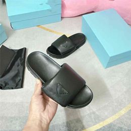 Slippers Fashion 2023 Pradity Luxury Design Summer Men and Women Flat Shoes Thick Sole Leather Rubber Letter Casual Cartoon Slippers 03-010