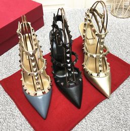 Sandálias de marca para mulheres rebites salto alto pontiagudo sapatos de casamento preto ouro fosco couro genuíno clássicos dois cintos sandália de designer de luxo com bolsa para pó