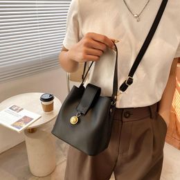 Akşam Çantalar Crossbody Bag Sırt Çantası Omuz Kadın Tasarımcı Çanak Kova Moda 2023 PU Deri Basit All-Melch Düz Renk