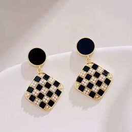 High-grade black and white checkerboard earrings, small design, oil drop earrings, retro temperament, pearl geometric earrings wholesale