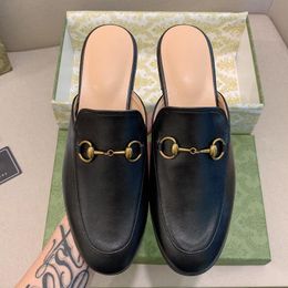 2023 Princetown Slipper Designer Sandals Men Chinelos de couro genuínos Classic Women Loaffers Buckel Sapatos planos de veludo