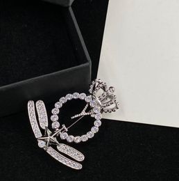 Luksusowe pełne diamentowe litery Crown Pins broszki mężczyźni Kobiety projektant marki srebrna broszka biżuteria