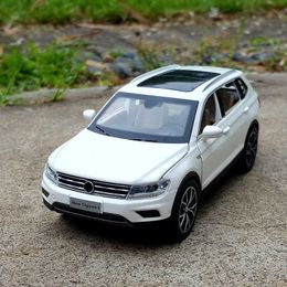 Diecast Model Cars 1 32 TIGUAN L SUV Alloy Metal Diecast Car Model Vehicles Pull Back Sound and Light For Children Boy Toys Gift Free ShippingJ230228