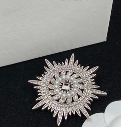 Projektant Sier Pins Mężczyzn Kobiet List Rhinestone Pearl Brooch Broch Bratge Party Biżuteria Dress Akcesoria Prezentacja miłośnika 363