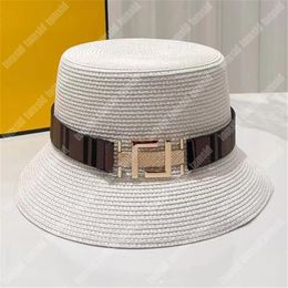 Cappello di paglia di moda Cappello da pescatore da donna di design per uomo Cappellino da spiaggia aderente piatto estivo di lusso Protezione solare Cappellino con fibbia in oro