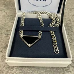 Modedesigner Anhänger Halsketten für Mann Frau Halsketten Schmuckmetalldreieck Buchstaben Anhänger Geschenke