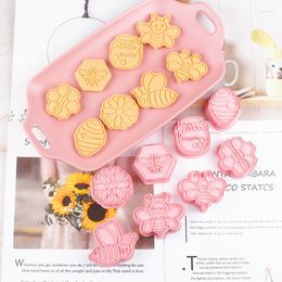 Baking Moulds 8Pcs Bee Honeycomb Cookie Cutter 3D Cartoon Animal Pressable Biscuit Embosser Mould Stamp DIY Fondant Cake Decorating Tool