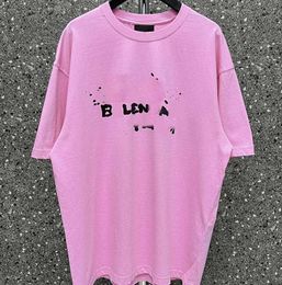 Camiseta de designer Balencigas Women Women Pink Summer Paris Fashion Novo grafite de graffiti e algodão casual feminino Manga curta 23gg
