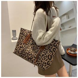 Evening Bags 2023 Leopard Print Large Size Handbag Female Retro Capacity Shoulder Bag Trend Texture Commuter Handheld Tote