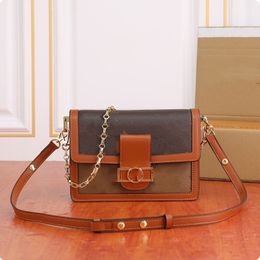 The shoulder bag is equipped with chain shoulder straps, and the handbag is traditional in modern style, which is the first choice for canvas lovers of messenger bag.