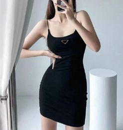 2024 Frau Kleidung Freizeitkleider Kurzarm Sommer Damen Kleid Camisole Rock Outwear Slim Style mit Budge Designer Lady Sexy Prandaits Kleider