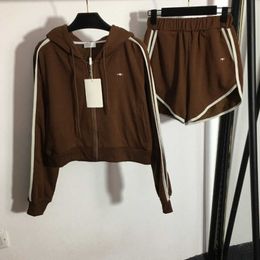 23ss Marca de grife feminina Terno esportivo mangas compridas shorts com capuz conjunto no peito logotipo bordado jaqueta com zíper cintura elástica Shorts casuais ternos femininos roupas a1