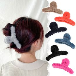 Fashion Winter Faux Fur Hair Claw Elegant Acrylic Hairpins Plush Hair Clip Barrette Crab Headwear for Women Girls Hair Accessories