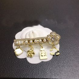 Designer Perfume Bottle Brooch Brand Logo Brooch 18k Gold-plated Pearl Pins Luxury Girls Love Jewelry Wedding Party Versatile Flower Brooch With Love Gift Box