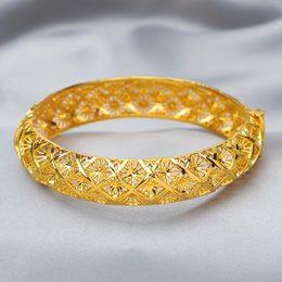 Frauen Armreifen Armband hohl Filigree Real 18k Gelbgold gefülltes klassisches Hochzeit Dubai Schmuck Geschenk 15 mm dick