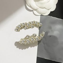 Projektantka Diamentowa marka pozłacane perłowe szpilki dziewczyny biżuteria weselna wszechstronna broszka kwiatowa z miłosnym pudełkiem na prezent