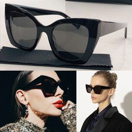 Oversized Cat Eye Sunglasses Women engraved temples Fashion designer Glasses For Ladies Vintage Butterfly shape Big black Eyeglasses 552 outdoors UVB protection