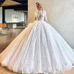 Ballkleid-Hochzeitskleider mit Federn, applizierten Pailletten, langen Ärmeln, Brautkleider, Schlüsselloch-Ausschnitt, Rüschen, Sweep-Zug, Roben von Custom