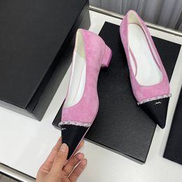 Damen-Kleidschuhe, Schaffell-Ketten-Slip-on-Loafer, spitze Zehen, niedriger Absatz, klassische Sandalen, 23er-Jahre-Designer-Pumps, Hardware, Matelasse-Slipper, Hochzeitsschuh für Damen