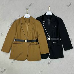 2023 Autumn Suites para mujeres Blazers Diseñador Overcoat Chaqueta para mujeres Blazers Estilo con cinturón de corsé Triangle Triangle Windbreaker abrigos