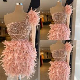 2023 Sexy Luxurious Arabic Prom Dresses Blush Pink Feather Crystal Beaded Short Mini One Shoulder Sheath Evening Prom Party Cocktail Dress Homecoming Gowns Tassel