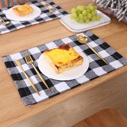 Table Cloth Non-woven Fabric Plaid Tablecloth Placemat Knife And Fork Plate Chequered Christmas Decorations 1 Piece