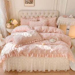 Bedding sets Winter Warm Velvet Fleece Bedding Set Rose Quilted Embroidery Duvet Cover White Lace Edge Bed Skirt Thick Bedspread Pillowcases 230308