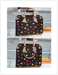Классическая сумка OnTheGo 36 см 23SS X Yayoi Kusama Многоцветные сумки в горошек Женские дизайнерские сумки Большая вместимость Lady Tie Dye Сумки для покупок с маленьким круглым кошельком