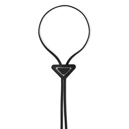 Deri tasarımcısı kravat bayan erkek bolo bağları emaye üçgen ince büzme ipi serin boyunbağı moda düz renk siyah beyaz gömlek resmi lüks boyun bağı PJ046 Q2