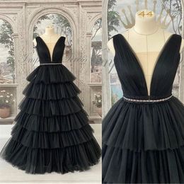 Schwarze Gothic-Hochzeitskleider, Brautkleid, tiefer V-Ausschnitt, ärmellos, Perlen, abgestufter Tüll, A-Linie, bodenlang, individuell, Übergröße, Land, Strand, Vestido De Novia estido