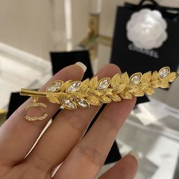 2023 Spilla con diamanti di design in oro Coppia romantica di marca Spille versatili Gioielli per ornamenti per feste di nozze con confezione regalo d'amore