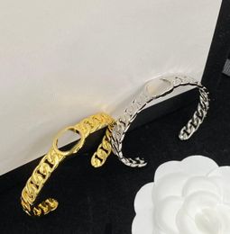 Einfache ineinandergreifende Buchstaben-Charm-Armband-Stulpe-Armband-Modedesigner-geprägte Stempel-Armbänder für Männer Frauen Hochzeitsfeier-Paar-Geschenkschmuck mit Box
