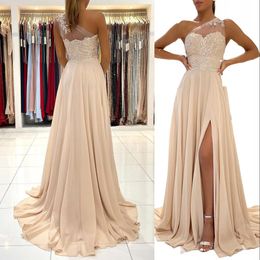 2023 Simple Arabic Bridesmaid Dresses For Weddings Long Champagne One Shoulder Illusion Lace Appliques Chiffon Side Split Party Sweep Train Maid Honour Gowns