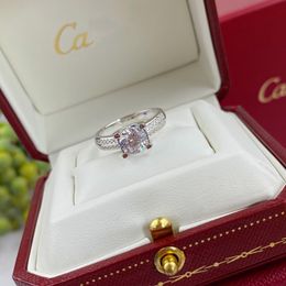 Anello di design di lusso in corno di mucca anelli in materiale di pietra bianca anello di diamanti quadrati 6-10 dimensioni moda anello versatile anello di temperamento high-end moda di lusso semplice