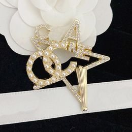Brand Womens Love Brooches Designer Pearl Brooch Romantic Female Bow Pins 18k Gilded Exquisite Design Spring Jewelry Gift Wedding Party with Box