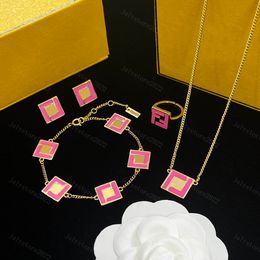 Pendant Necklaces Fashion Gold Necklace Designer Earrings for Women Love Bracelet Jewellery Set Pink Stud f Chain Link Ladies and Engagement with Boxs-2xl