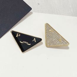 Broches de diamante geométricos de designer, broche de logotipo de marca feminina de luxo, design requintado, broche de ouro 18k, moda, pinos de aço inoxidável, cores sólidas, joias de presente de amor