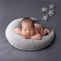 Pillows Moon Pillow born Pography Prop Baby Posing Pillow Star Hat Set Infant Po Positioner for Studio Po 6pcs/set 230309