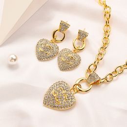 Designer-Diamant-Ohrring-Halsketten-Set, Herz-Liebe-Ohrringe, Designer-Anhänger-Halskette, Markenlogo-Schmuck-Halskette, 18-Karat-Gold-Ohrstecker-Stempel-Ohrringe, romantisches Geschenk für Mädchen