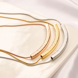 Luxus-Design-Halskette, 18 Karat vergoldet, Edelstahl, Halsketten, Halsband, Kette, Buchstabe, Blumen-Anhänger, Mode, Damen, Hochzeit, Schmuck, Zubehör, 3 Farben