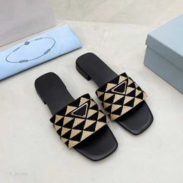 2023 Designer Slippers Summer Flat Women Slippers Fashion Classic Diamond Black Sandals Size 35-43